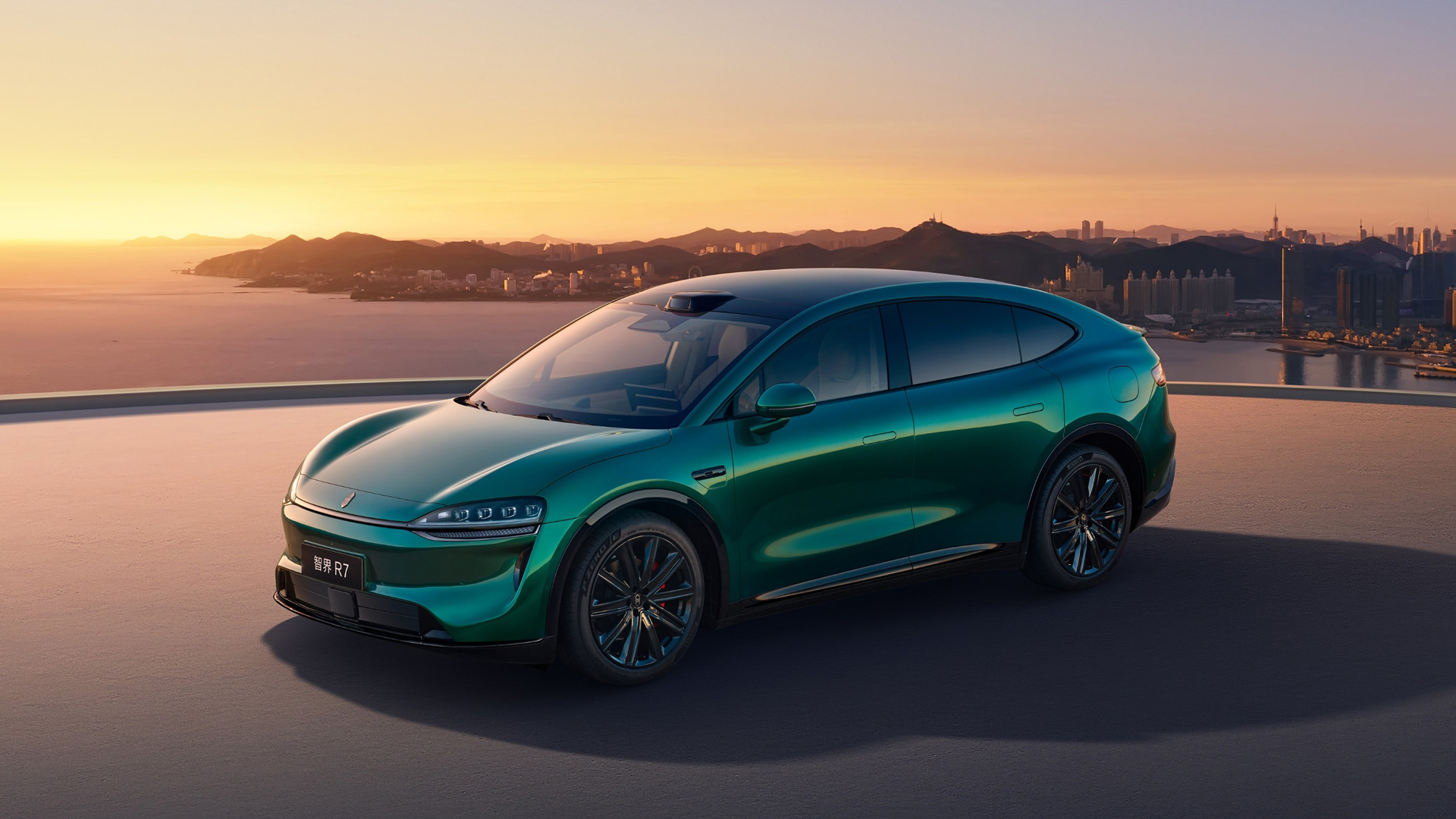 Гибридный автомобиль Luxeed R7 PHEV